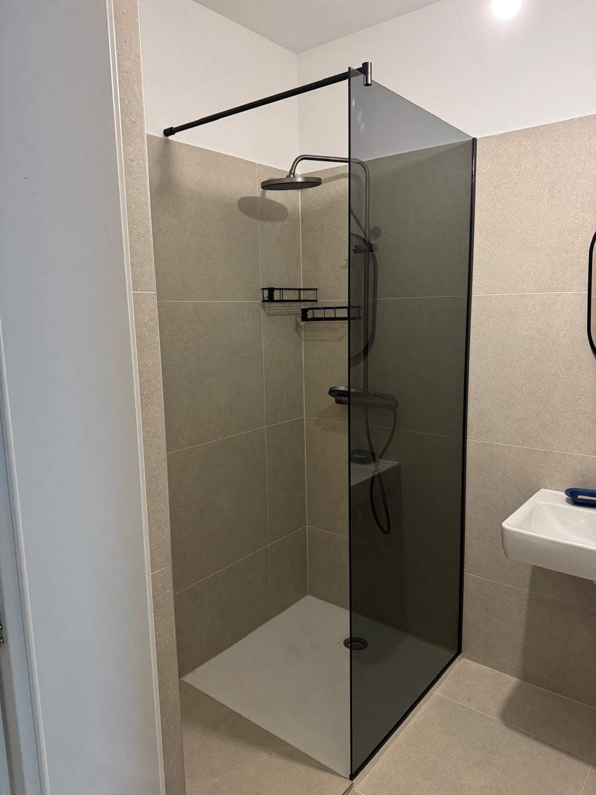 Walk-in Duschkabine mit Rauchglas-Trennwand und schwarzen Profilen, Maßanfertigung MK Glas in einer Altbauwohnung in 1180 Wien Währing