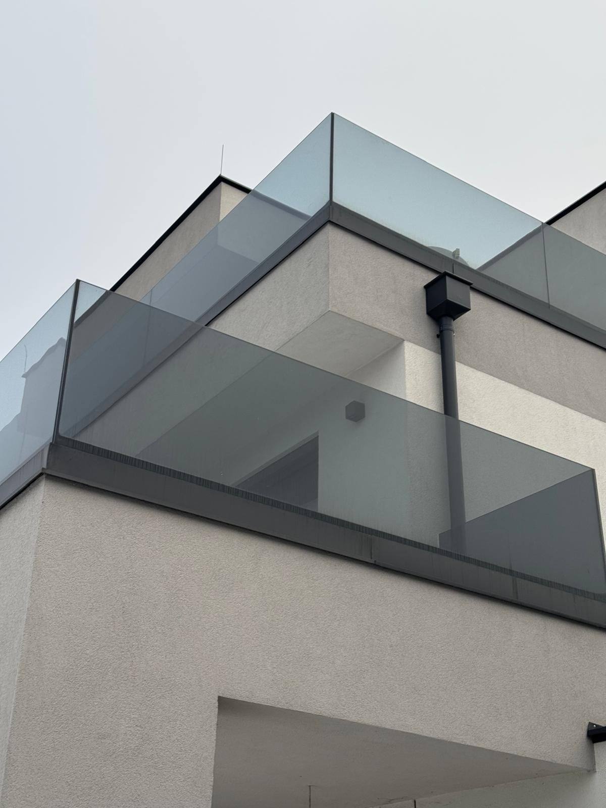 Modernes Glasgeländer aus Rauchglas auf Dachterrasse in Wien Döbling 1190 mit Blick auf die Wiener Weinberge