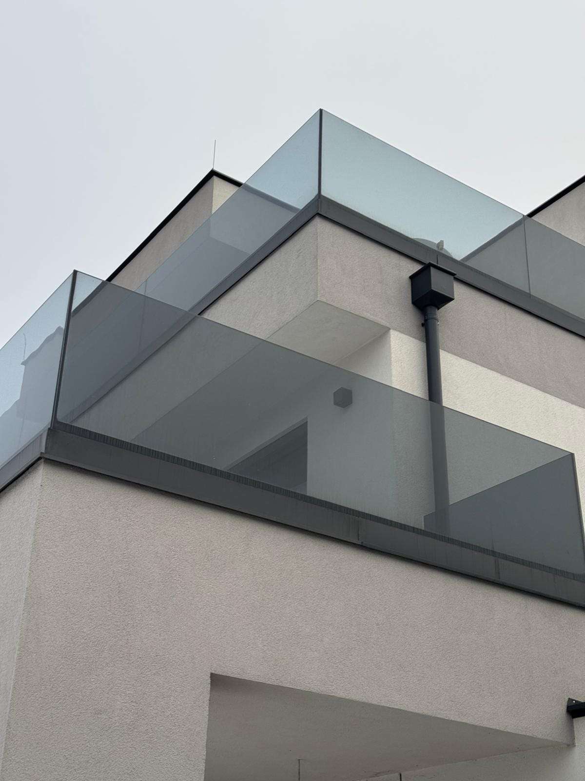 Modernes Glasgeländer aus Rauchglas auf Dachterrasse in Wien Döbling 1190 mit Blick auf die Wiener Weinberge