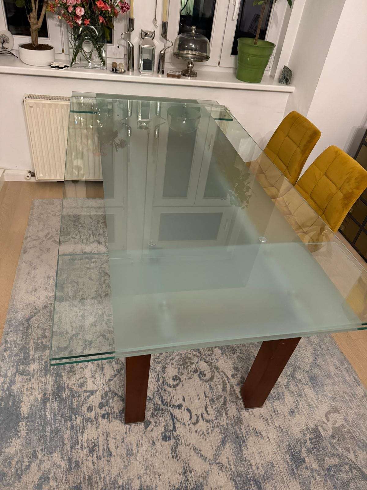 Esstisch mit satinierter Glasplatte auf Holzbasis und gelben Polsterstühlen, Maßanfertigung MK Glas in 1140 Wien Penzing