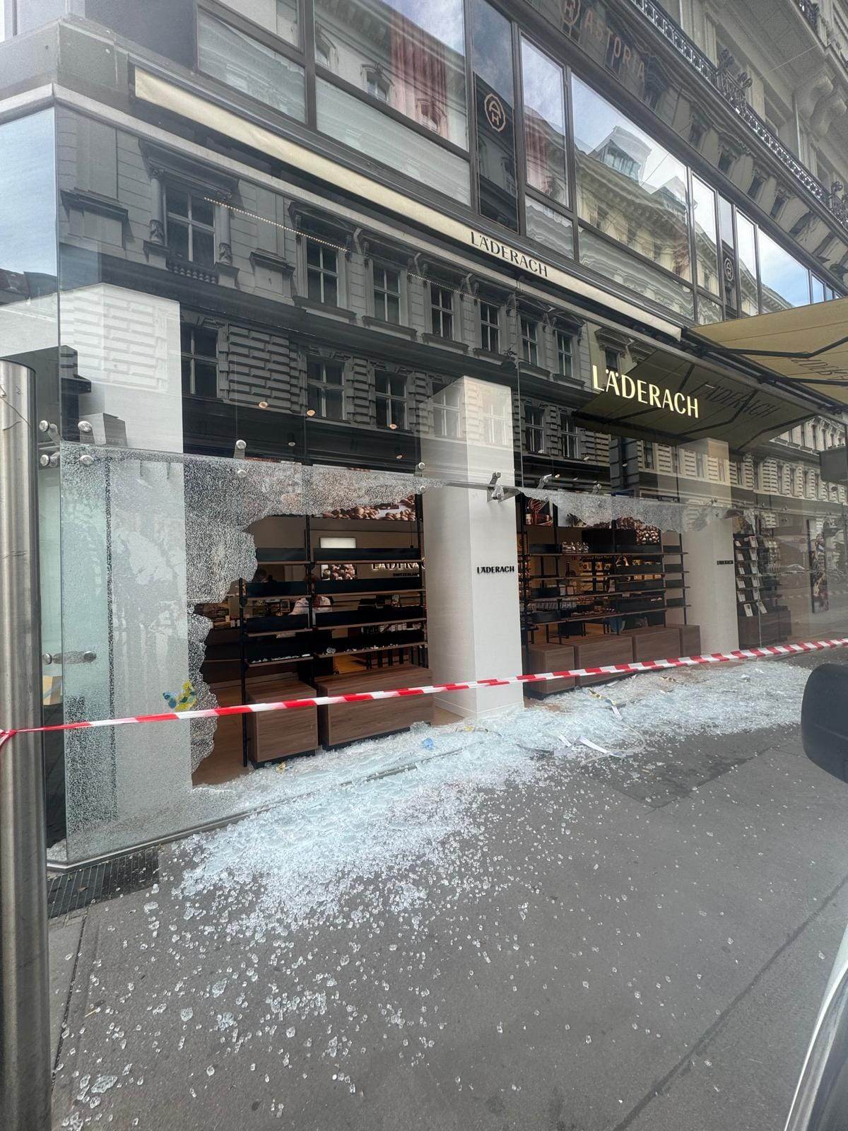 Notdienst-Einsatz: notabgedeckte Glasfassade in Wien 1010