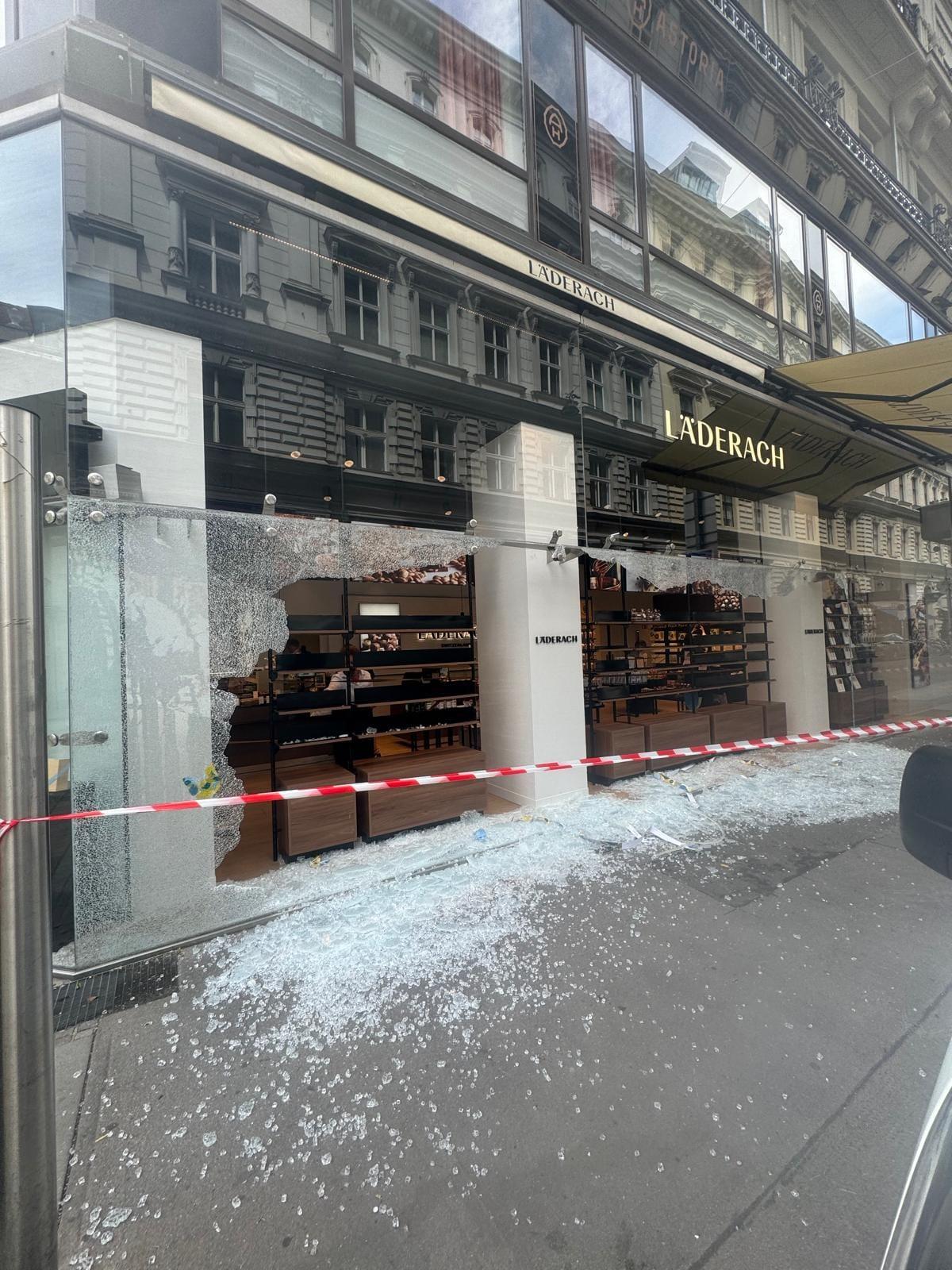 Notabgedeckte Glasfassade Läderach mit Sperrholz, Geschäft vorübergehend geschlossen