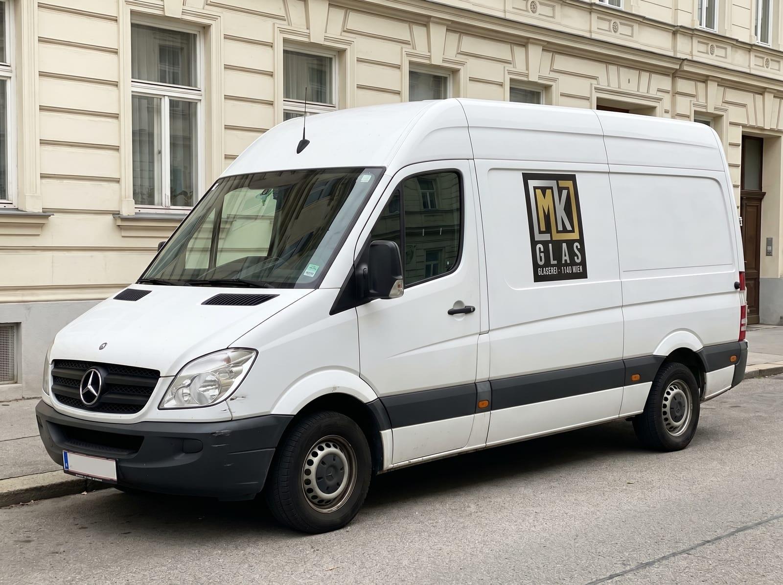 Mercedes Sprinter mit MK Glas Logo vor der Werkstatt in der Hickelgasse 20, 1140 Wien